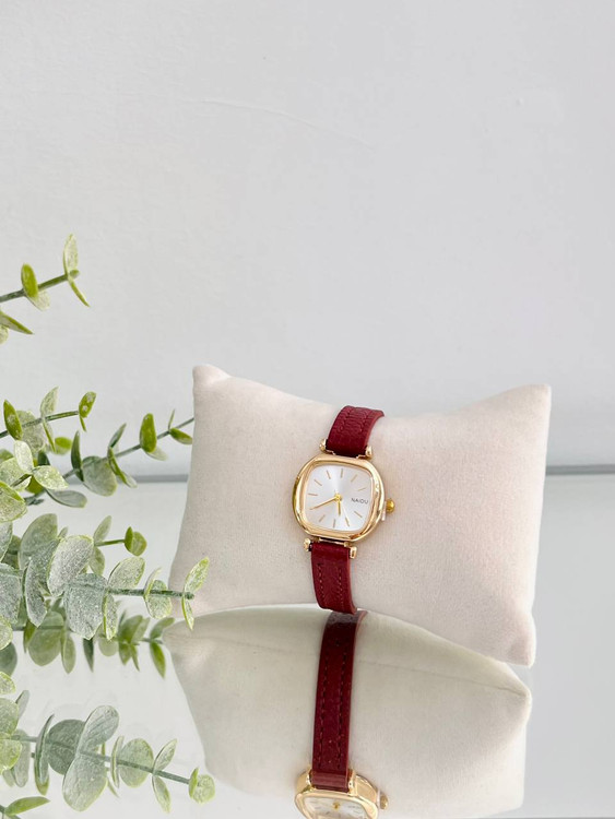 بند قرمز صفحه سفید