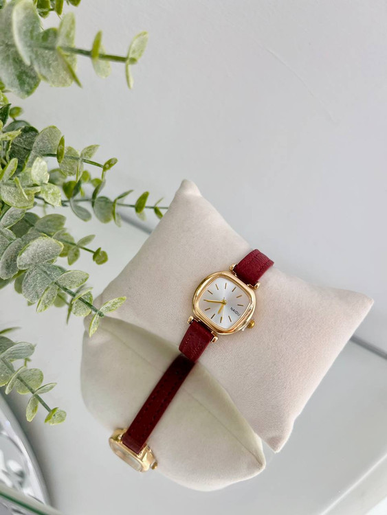 بند قرمز صفحه سفید