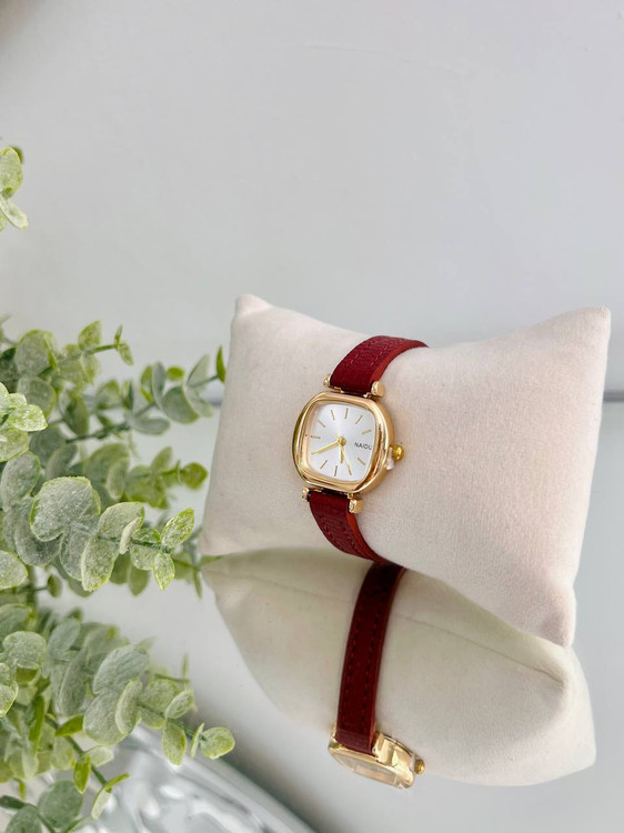 بند قرمز صفحه سفید